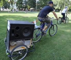 Za zvuků reprodukované hudby vyjeli fanoušci na koncert.