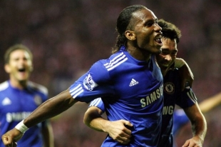 Drogba oslavuje vstřelenou branku. Drogba oslavuje vstřelenou branku.