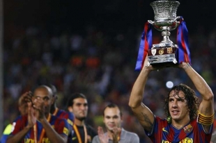 Kapit&aacute;n fotbalistů Barcelony Carlos Puyol se &scaron;panělsk&yacute;m Superpoh&aacute;rem.