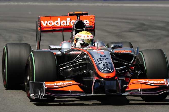 Lewis Hamilton za volantem vozu stáje McLaren. Lewis Hamilton za volantem vozu stáje McLaren.