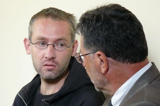 Obžalovaný Luděk Šverma (vlevo) s advokátem Milanem Jelínkem. Obžalovaný Luděk Šverma (vlevo) s advokátem Milanem Jelínkem.