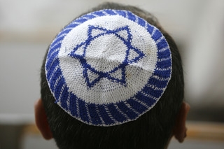 Kipa, neboli jarmulka. Pro ortodoxní židy nutnost.