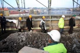 Praha vážná pochybení při opravách Karlova mostu dosud popírala. Praha vážná pochybení při opravách Karlova mostu dosud popírala.