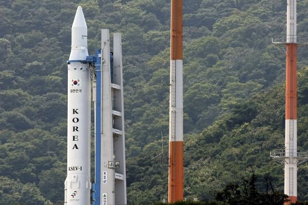 Raketa Naro-1 připravená ke startu do vesmíru.