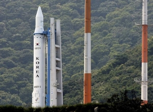 Raketa Naro-1 připravená ke startu do vesmíru.