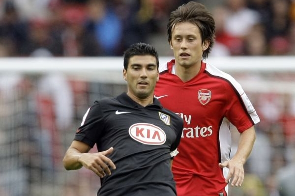 Tomáš Rosický (vpravo) se vrací do sestavy Arsenalu.
