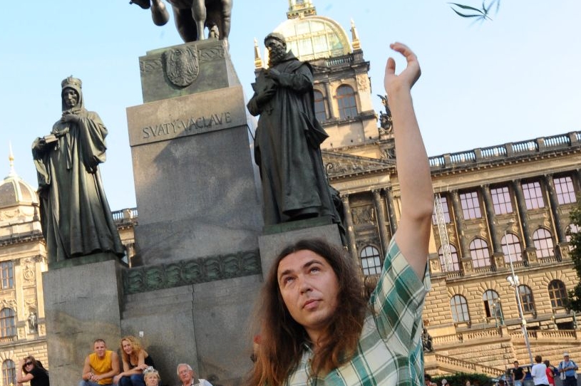 Odvážnému činu aktivisty přihlíželi hlavně cizinci. Odvážnému činu aktivisty přihlíželi hlavně cizinci.