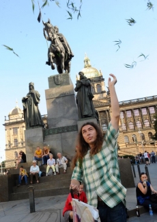 Odv&aacute;žn&eacute;mu činu aktivisty přihl&iacute;želi hlavně cizinci.