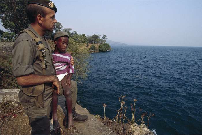 Jezeru Kivu. Francouzský legionář se sirotkem z Rwandy. Jezeru Kivu. Francouzský legionář se sirotkem z Rwandy.
