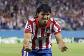 Sergio Aguero oslavuje vstřelen&iacute; branky.