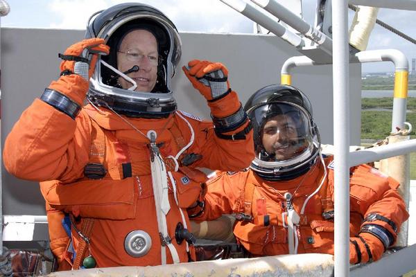 Astronauti budou muset ještě počkat. Možná dva dny, možná přes měsíc.