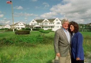 Kennedy s ženou Viktori&iacute; před domem v Hyannis Port (z&aacute;ř&iacute; 1992).