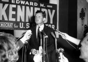 Ted Kennedy a jeho prvn&iacute; sen&aacute;torsk&aacute; kampaň (1962).