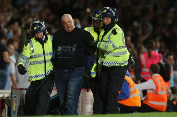 Zásah policie na stadionu Upton Park. Zásah policie na stadionu Upton Park.