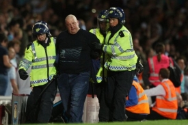 Z&aacute;sah policie na stadionu Upton Park.