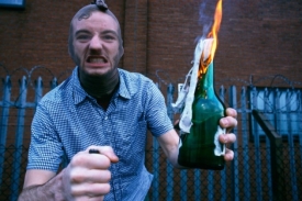 Molotovův koktejl je levná a účinná zbraň.