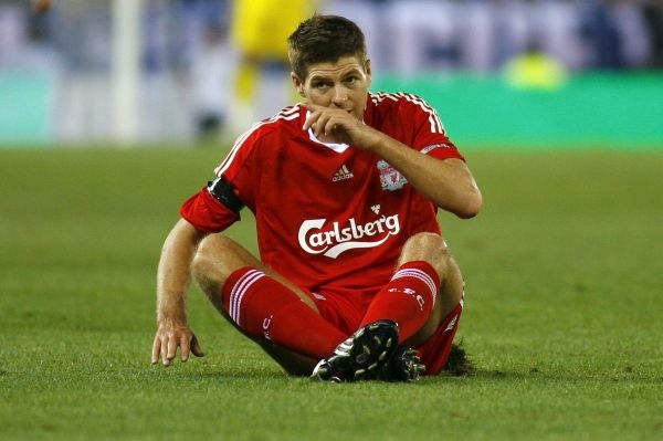 Kapitán Liverpoolu Steven Gerrard. Zahraje si s ním talentovaný Čech?