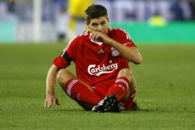 Kapitán Liverpoolu Steven Gerrard. Zahraje si s ním talentovaný Čech?