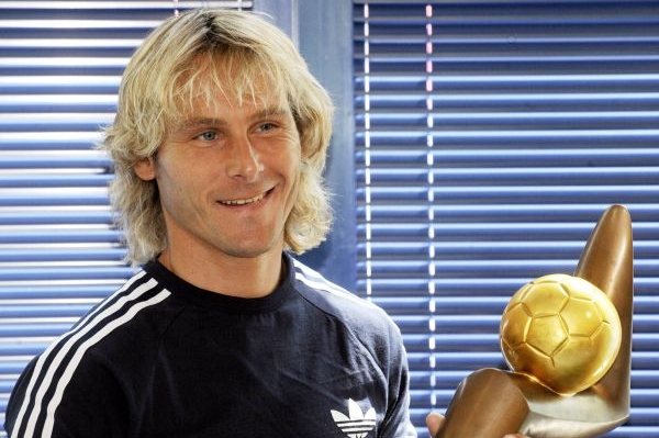 Pavel Nedvěd s trofejí pro vítěze ankety Zlatý míč 2009.