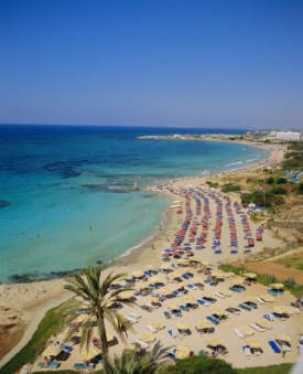 Letovisko Ayia Napa měř&iacute; přibližně dva kilometry.