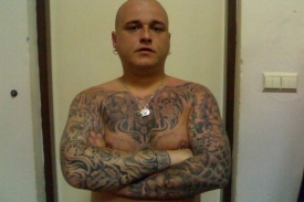 Martin Kuferský, jeden z útočníků, je známá firma české ultrapravice.