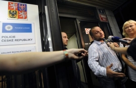 Kriminalisté stále tápají: létaly na Topolánka kameny, či vajíčka?