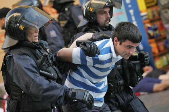 Policejní zásah proti fotbalovým chuligánům ze Srbska.