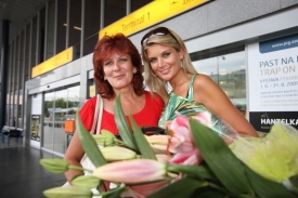 Iveta Lutovská s maminkou na pražském letišti.