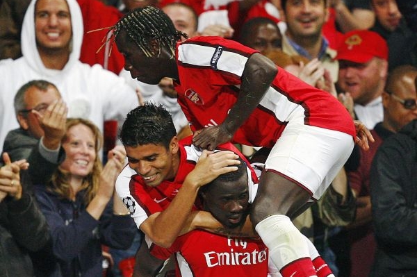 Fotbalisté Arsenalu se radují z postupu.