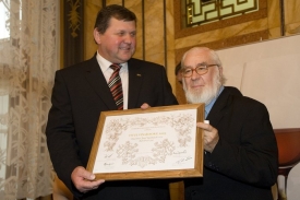 V&iacute;těz Josef Valihrach a porotce John U. Salvi.