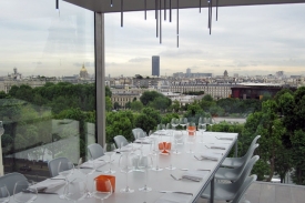 Interiér restaurace je podobně střídmý jako exteriér. Interiér restaurace je podobně střídmý jako exteriér.