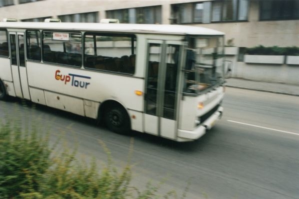 Muž autobus ukradl a pak naboural. Muž autobus ukradl a pak naboural.