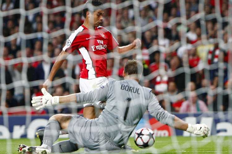 Záběr sporného střetu: Eduardo padá přes gólmana Boruce.