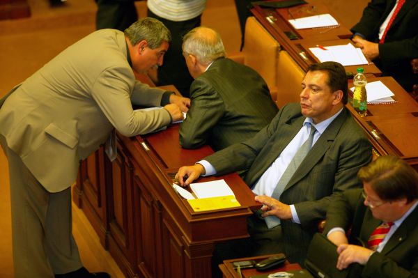 Poslední schůze bude krátká, kampaň zabírá poslancům většinu času.