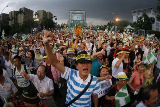 Tchajwanci protestují proti sbližování s Čínou (2008).