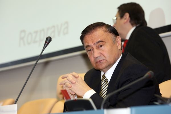 Dryml chce poslat krajské nemocnice do konkurzu.