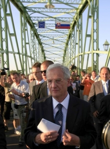 Maďarsk&yacute; prezident L&aacute;szlo S&oacute;lyom na mostě mezi Kom&aacute;rny.