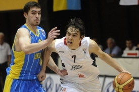 Tom&aacute;&scaron; Satoransk&yacute; ( vpravo) v bar&aacute;žov&eacute;m utk&aacute;n&iacute; s Ukrajinou.