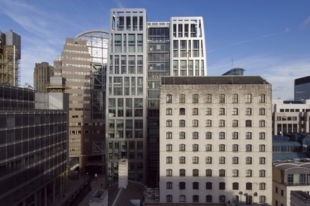 Kancelářská budova na 5 Aldermanbury Square. Kancelářská budova na 5 Aldermanbury Square.