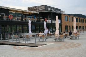 Exteriér plovoucí restaurace Port 62.