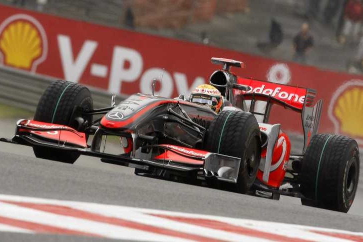 Brit Lewis Hamilton s formulí stáje McLaren.