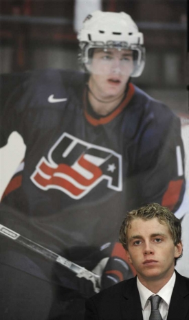 Hokejov&yacute; &uacute;točn&iacute;k Patrick Kane zpytuje svědom&iacute;.