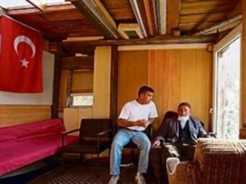 Mehmet a Osman Kalinovi ve své chajdě.