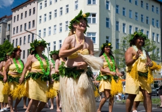 Karneval der Kulturen. Kreuzberg je znám svou alternativní kulturou.
