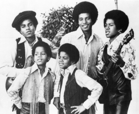 Skupina Jackson Five v dobách slávy. Michael je uprostřed. Skupina Jackson Five v dobách slávy. Michael je uprostřed.