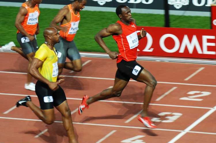 Dva Jamajčani v čele: Usain Bolt vítězí, Asafa Powell druhý.
