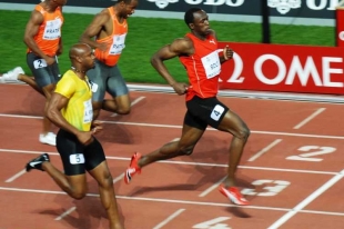 Dva Jamajčani v čele: Usain Bolt v&iacute;těz&iacute;, Asafa Powell druh&yacute;.