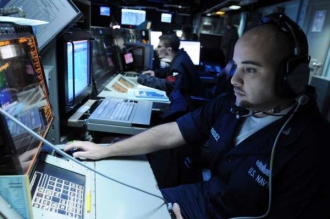 Specialist&eacute; na anal&yacute;zu informac&iacute; na lodi USS Ronald Reagan.