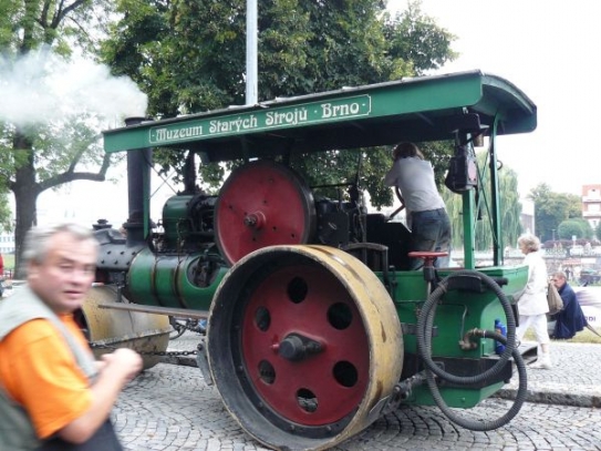 Parní válec firmy Zettelmeyer z roku 1936. Parní válec firmy Zettelmeyer z roku 1936.