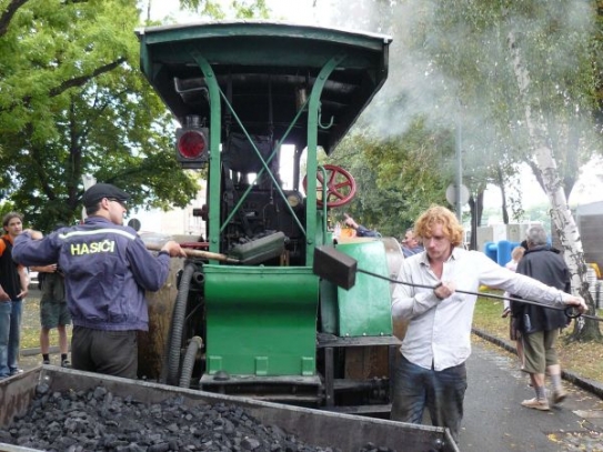 Parní válec firmy Zettelmeyer z roku 1936. Takto se přikládalo. Parní válec firmy Zettelmeyer z roku 1936. Takto se přikládalo.